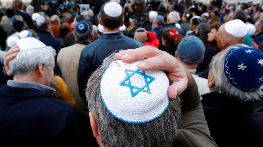 Click to enlarge People wearing kippas in Berlin