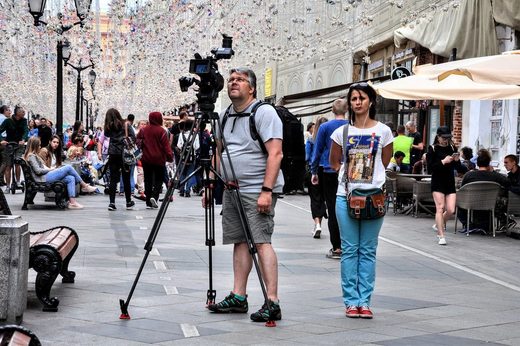 Click to enlarge Moscow, Nikolskaya street, Serbs making a movie
