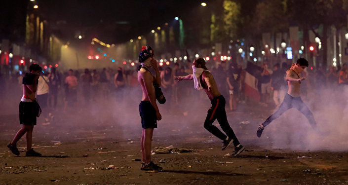 Click to enlarge france world cup riot 3