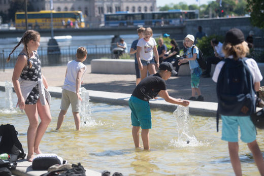 Stockholmers cooling off in a fountain