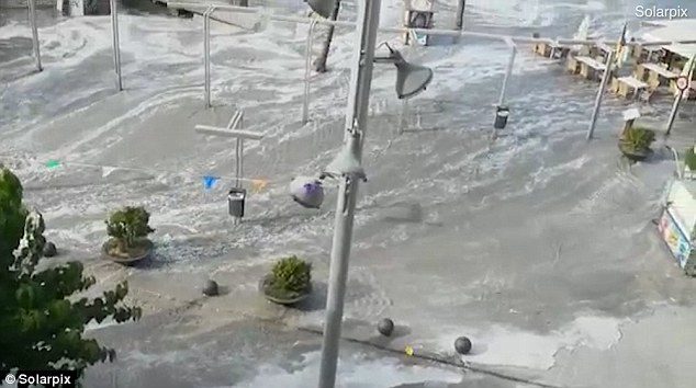 Click to enlarge meteo Tsunami strikes Spanish resorts in Majorca and Menorca