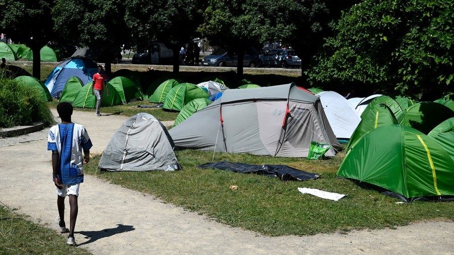 refugee tents nantes