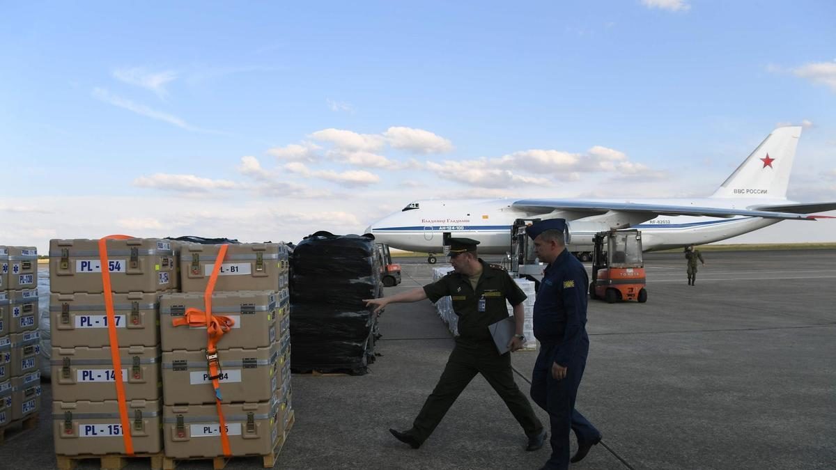 Click to enlarge Russian military service personnel check crates containing humanitarian aid bound for Syria
