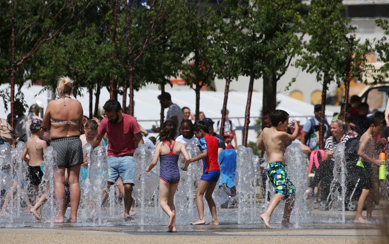 Londoners keeping cool Jul 2018 heatwave