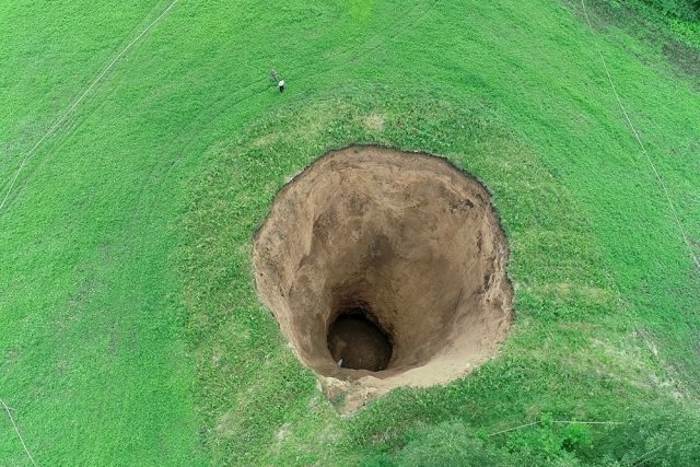 Click to enlarge sinkhole shatskovsky