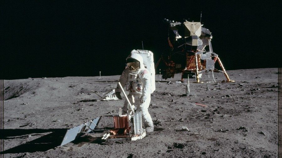 Click to enlarge Astronauts on the moom