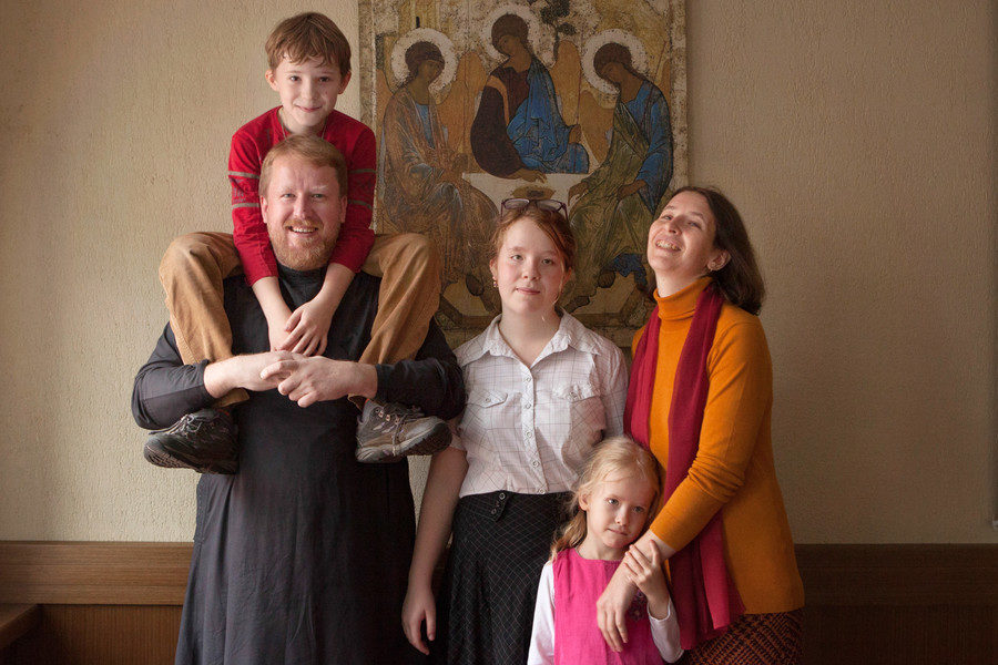Russian orthodox priest Aleksandr Konstantinov with his children and wife