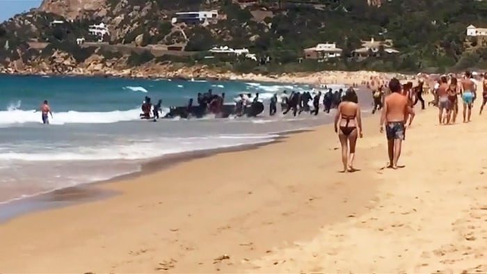 Click to enlarge migrant boat Spain beach