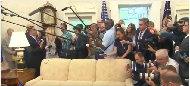 Jim Acosta Oval office