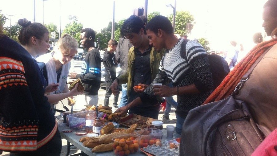 migrants paris food