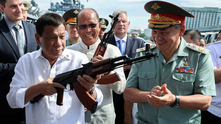 Rodrigo Duterte inspecting Kalashnikov