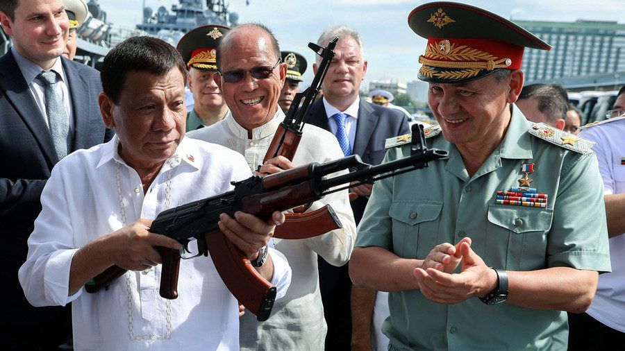 Click to enlarge Rodrigo Duterte inspecting Kalashnikov