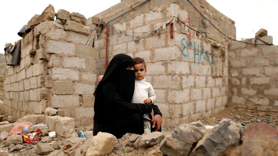 A woman displaced from Hodeidah with her son.