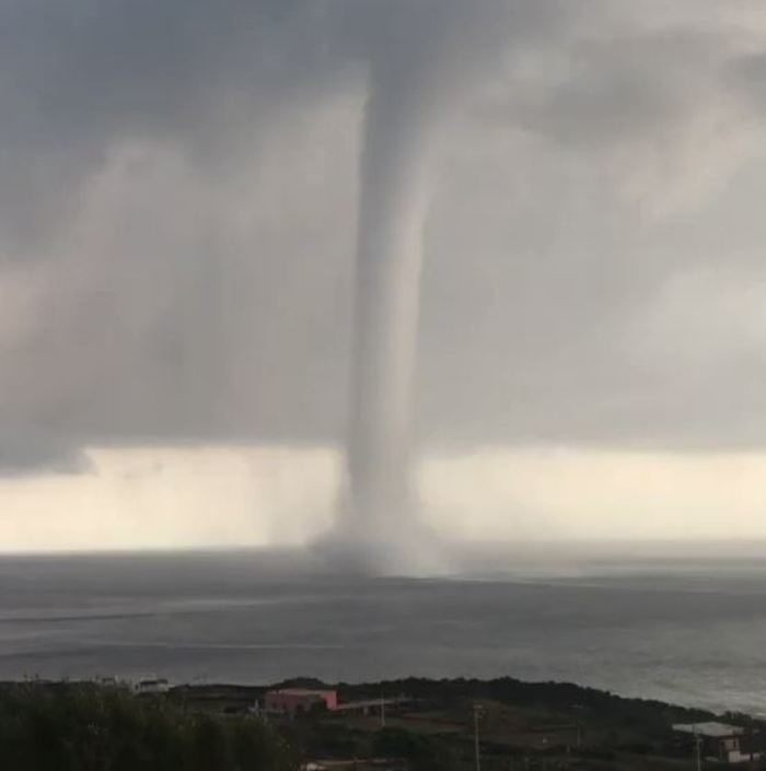 Exceptional waterspout off Isola di Pantelleria, Italy, August 4 2018