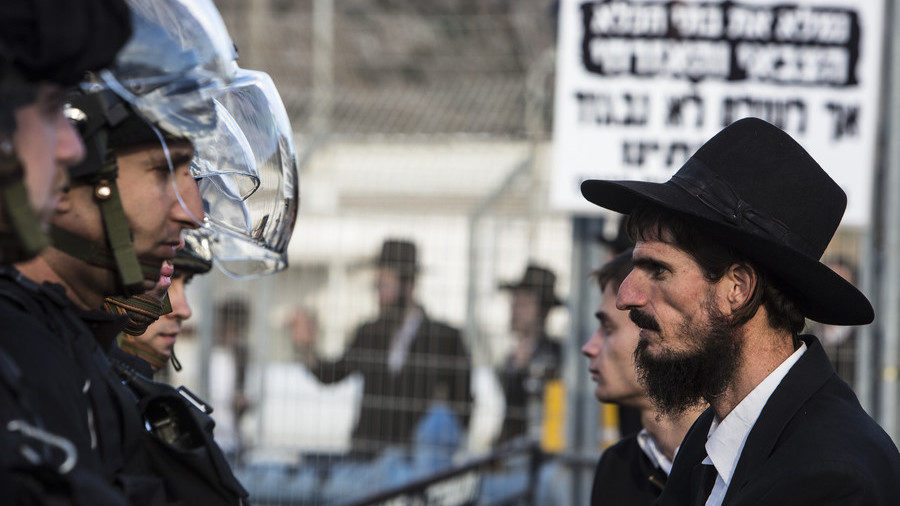 Israeli police officers v orthodox