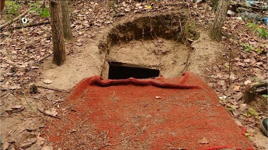 Crooks tunnel Russian oil pipeline