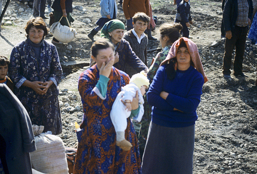 Click to enlarge Refugees fleeting South Ossetia