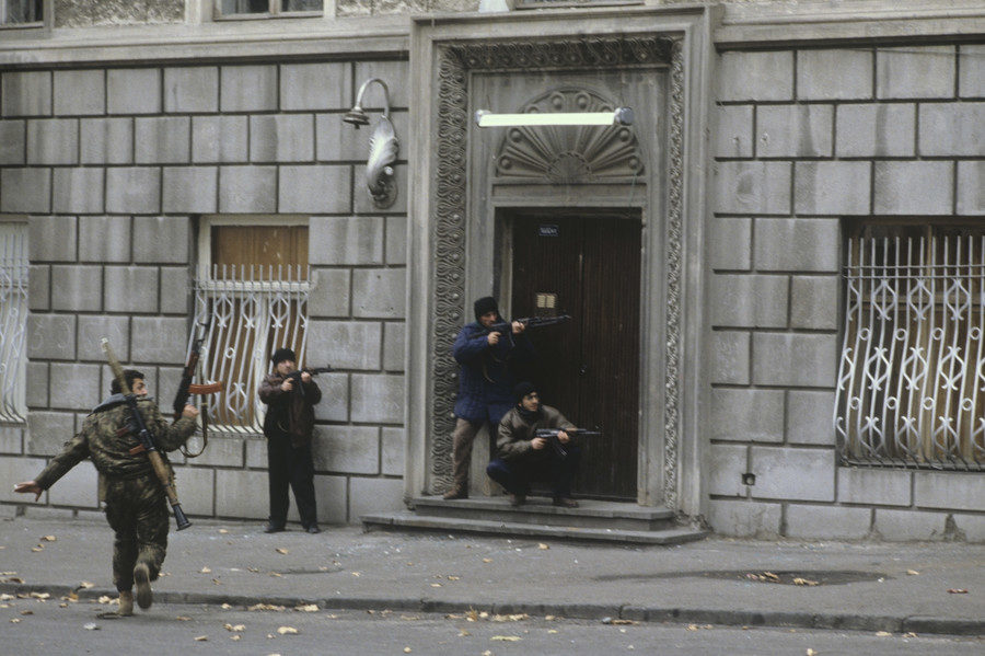 Click to enlarge Street battles in Tbilisi between supporters and opponents of President Zviad Gamsakhurdia