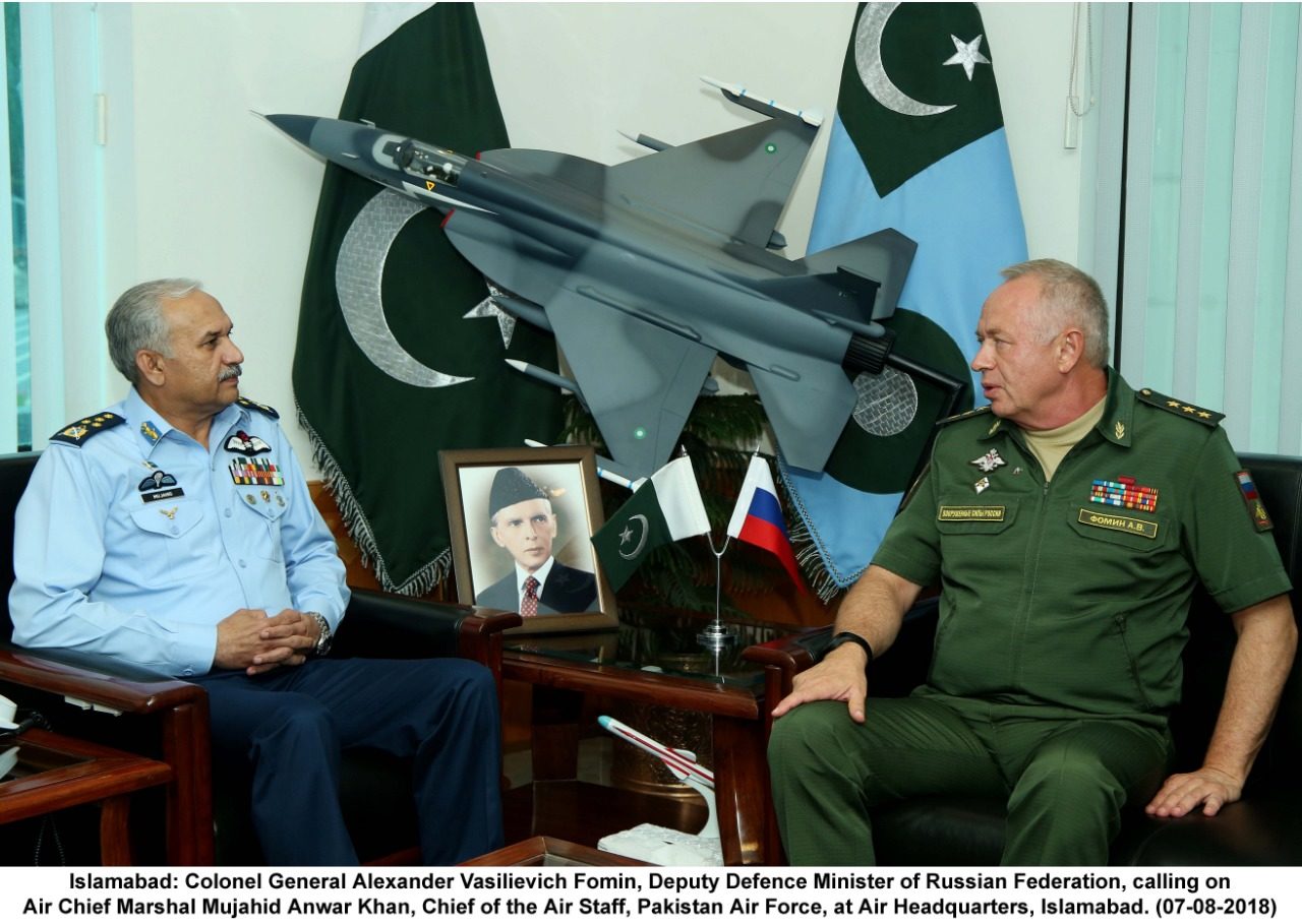 Click to enlarge Pakistan and Russian defense ministers
