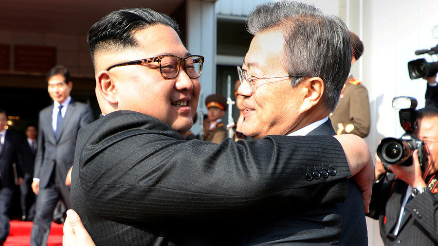 Click to enlarge South Korean President Moon Jae-in and North Korean leader Kim Jong Un
