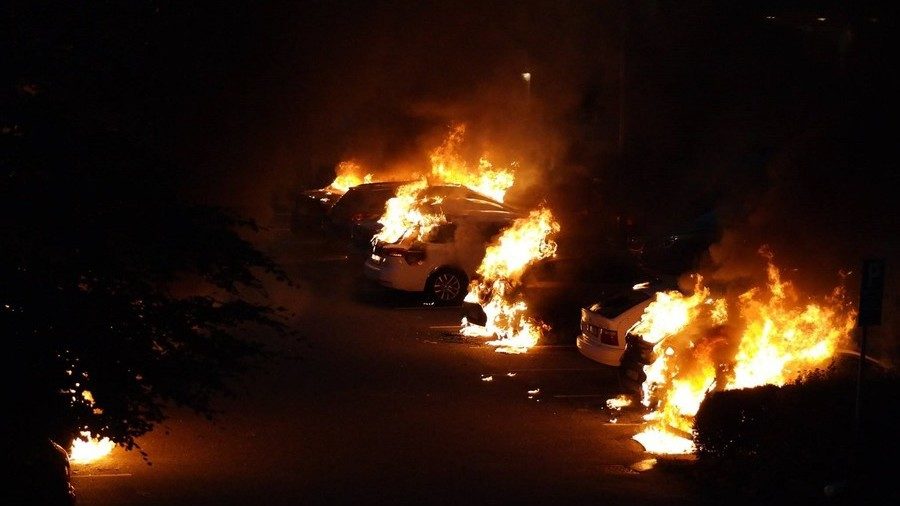Click to enlarge Sweden burning cars