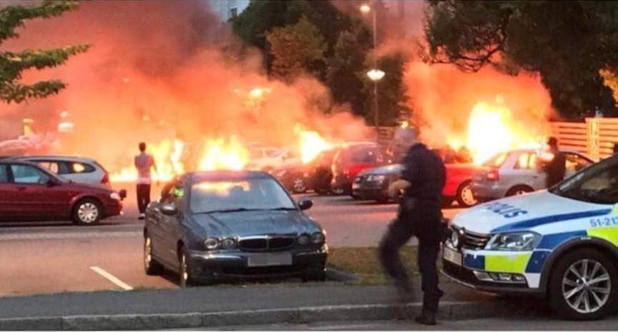 Click to enlarge cars torched Sweden