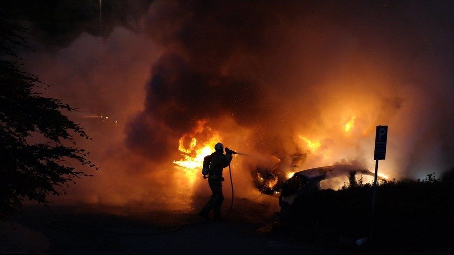Click to enlarge car burning Sweden