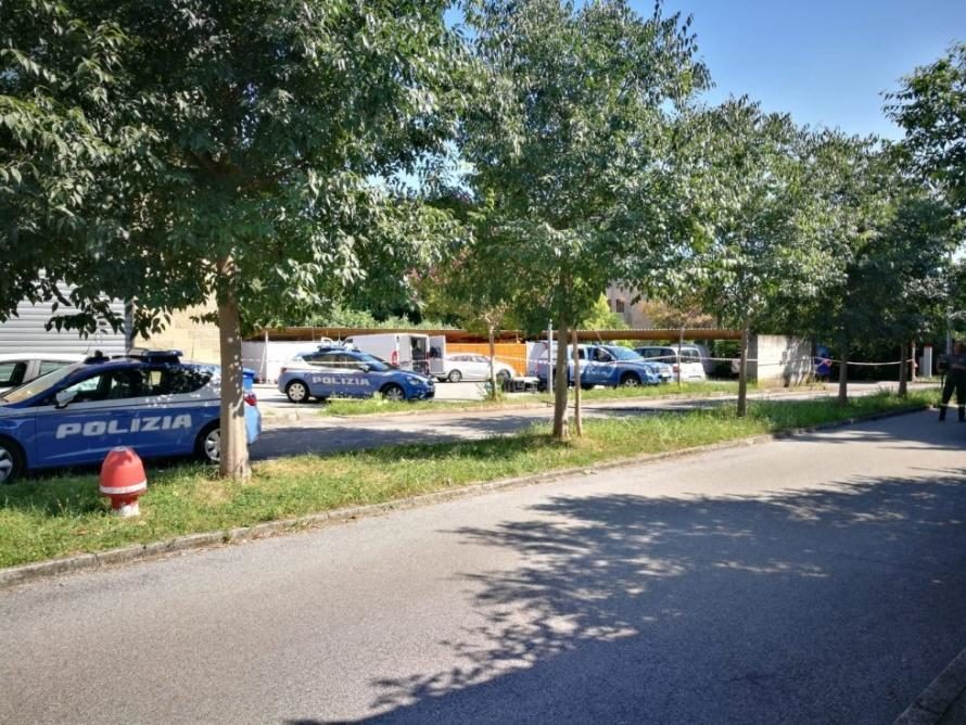 Click to enlarge bomb squad Salvini headquarters italy