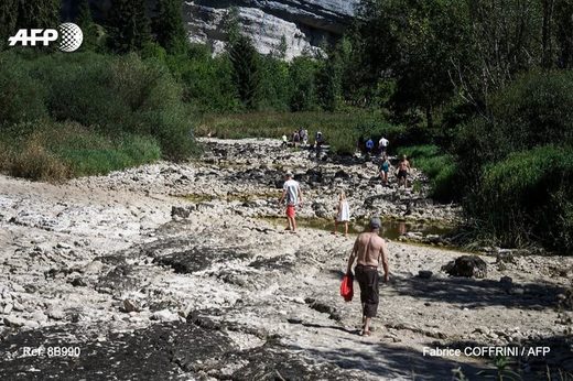 Click to enlarge river bed france dry