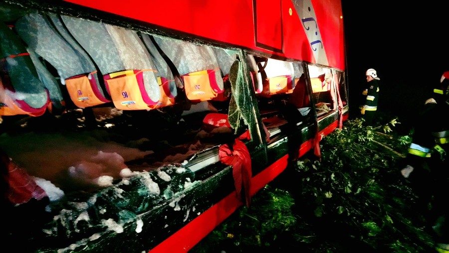 Ukrainian tourbus overturns Poland