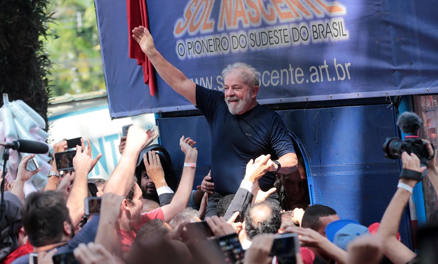 Former Brazilian President Luiz Inacio Lula da Silva is carried by supporters in front of the metallurgic trade union in Sao Bernardo do Campo, Brazil April 7, 2018. REUTERS/Leonardo Benassatto/File photo