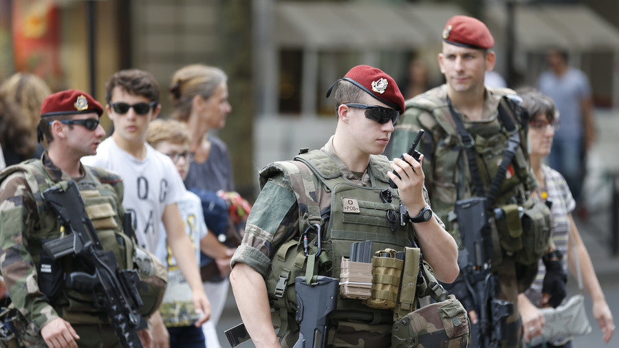 Click to enlarge French soldiers of the anti-terror security