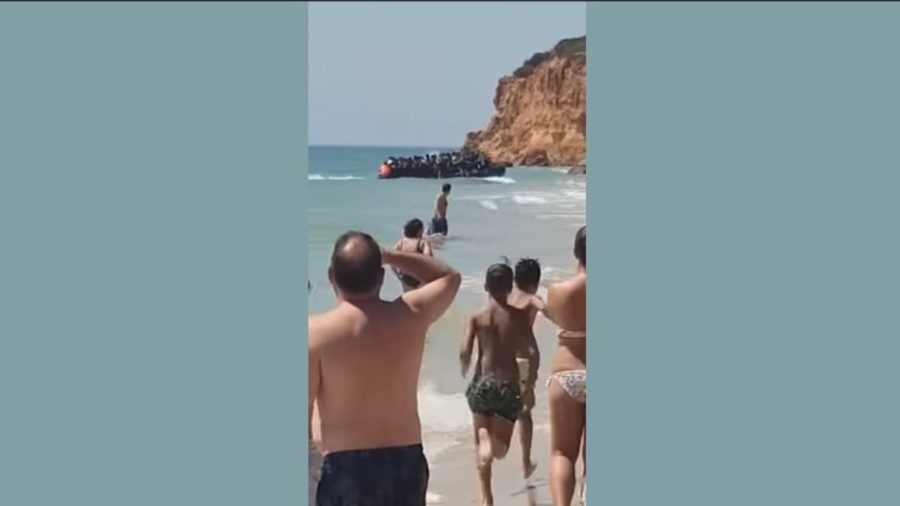 Migrants land on Spanish beach