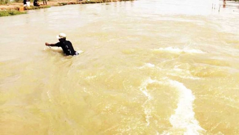 A man crosses a flooded paddy field last year in the Kingdom’s Banteay Meanchey province. The National Committee for Disaster Management has confirmed that 30 lives have been lost in the country due to rising floodwaters.