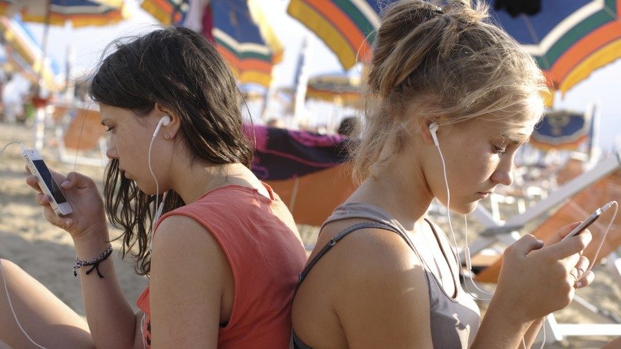 Click to enlarge teens on phone