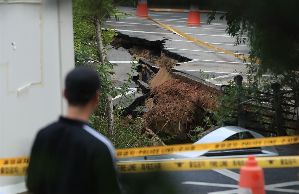 A large sinkhole was detected early Friday in Geumcheon-gu, southern Seoul, forcing 200 nearby residents to evacuate.