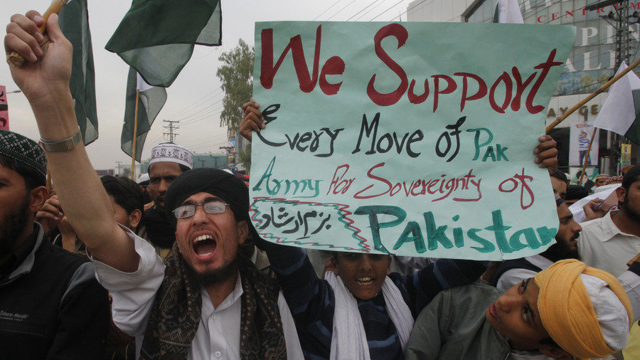 Click to enlarge supporter of the religious organization Bazm-e-Irshad