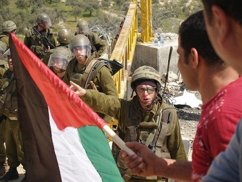 Click to enlarge IDF soldiers Palestinian protest