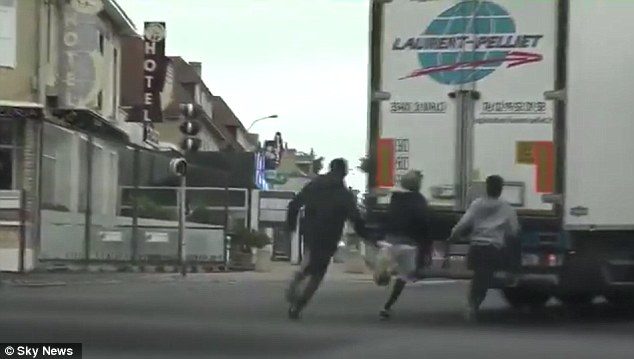 Click to enlarge migrants chase truck