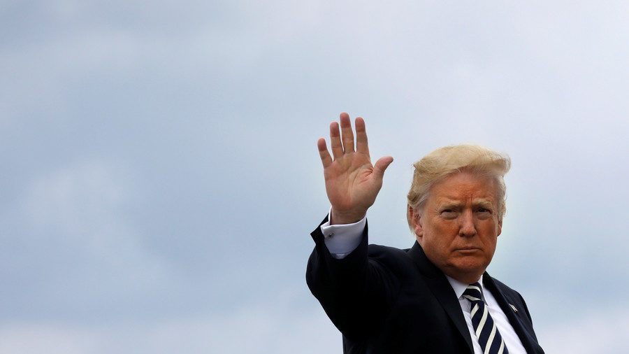 trump waving