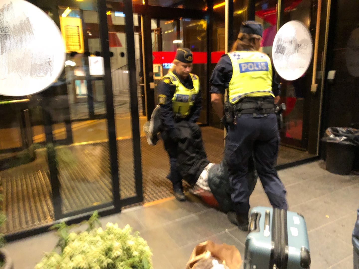 Click to enlarge chinese tourist dragged out hotel