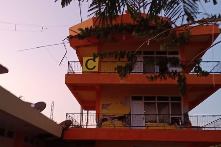 damaged control tower Sulawesi earthquake spet 2018