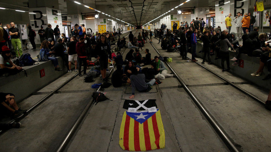 Click to enlarge Catalan protesters, Girona, Spain