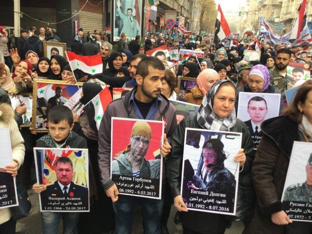 Click to enlarge Syrians mourning for dead