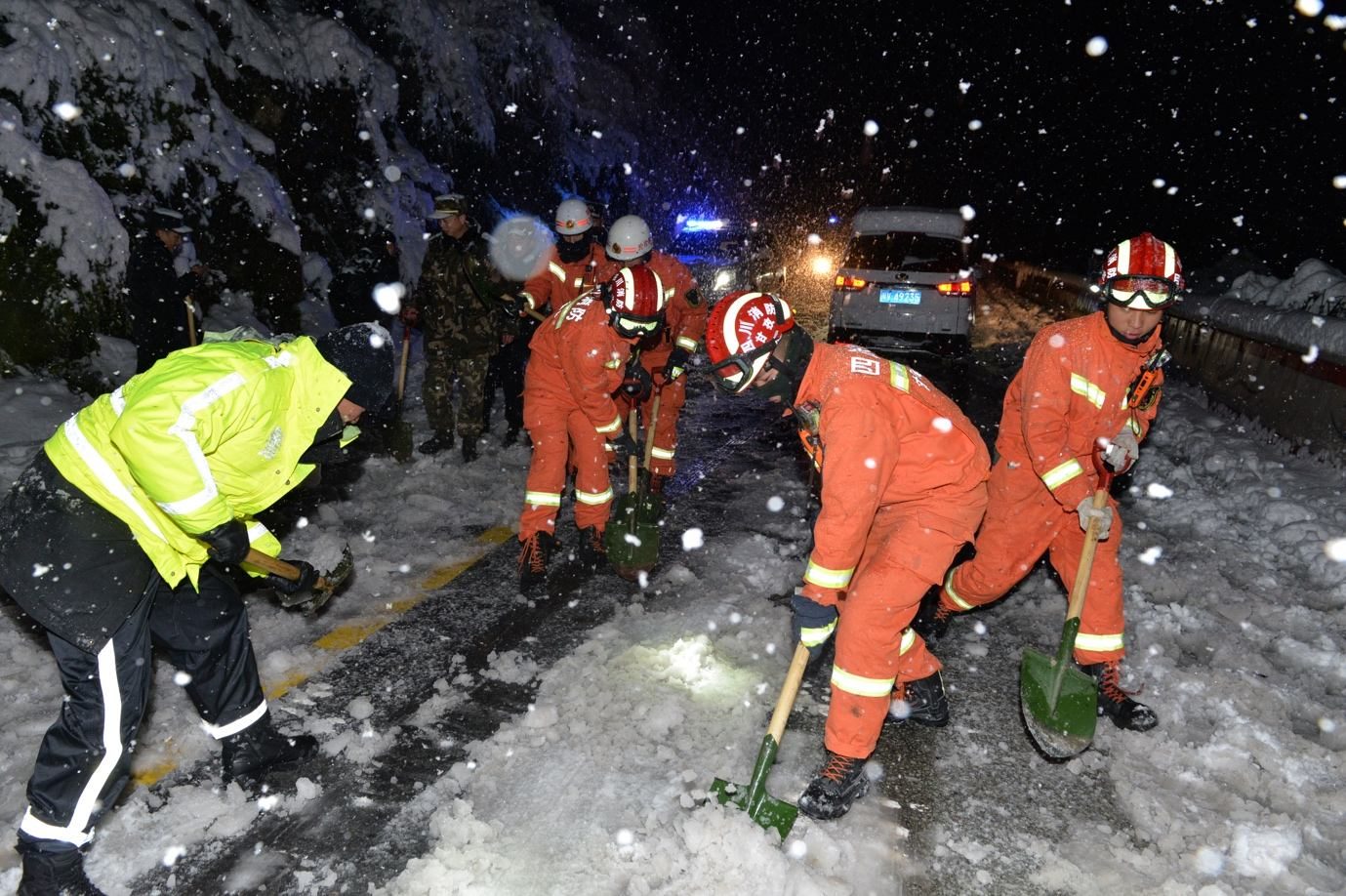 Click to enlarge snow accumulated on the mountain road in Kangding City, Sichuan Provinc