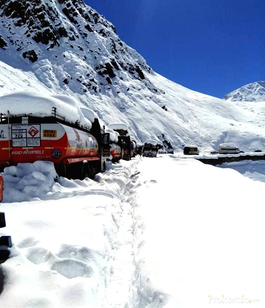 Click to enlarge Vehicles stranded at Bara-lacha la due to heavy snowfall, some 80 km away from Keylongin Lahaul and Spiti district of Himachal Pradesh