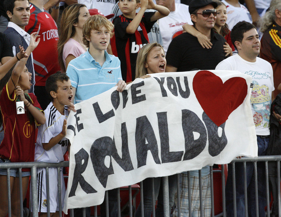 Click to enlarge fans greet Ronaldo
