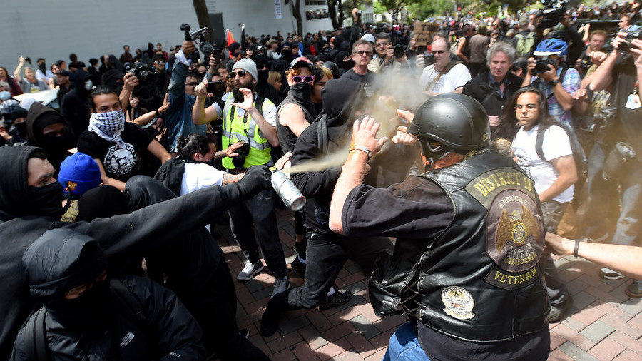 anti trump protesters