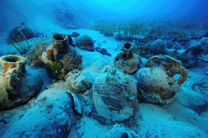 Amphorae underwater shipwreck