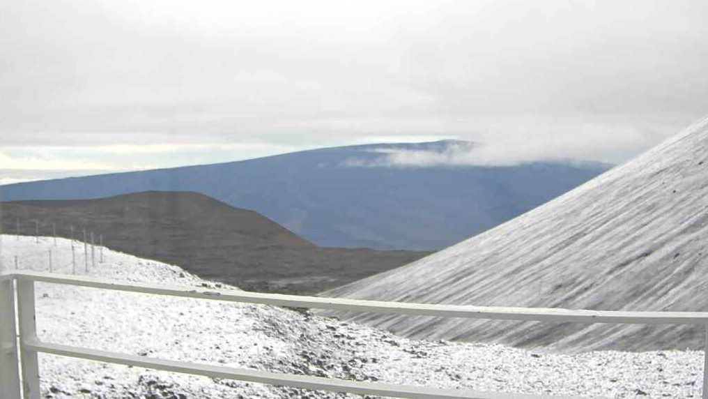 On Mauna Kea, the Smithsonian Astrophysical Observatory’s Submillimeter Array webcam image looks at the south sky and Mauna Loa in the distance.